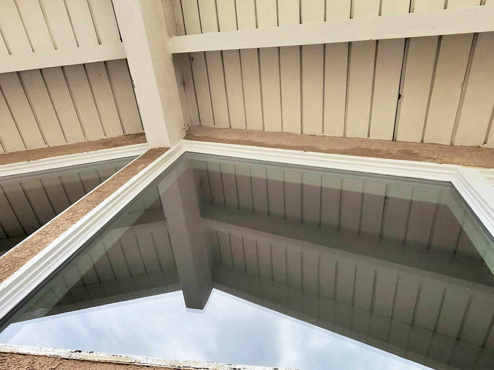 Spotless corner picture window reflecting the sky after Lucent cleaning