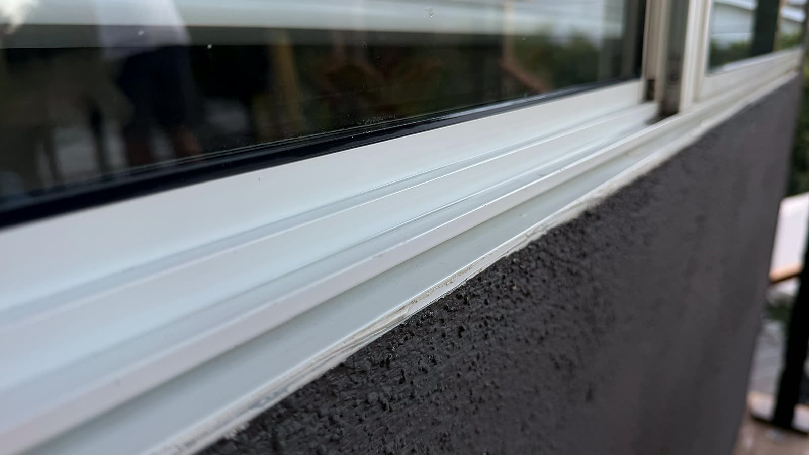 Spotless streak-free window after Lucent pure-water cleaning in West Hills